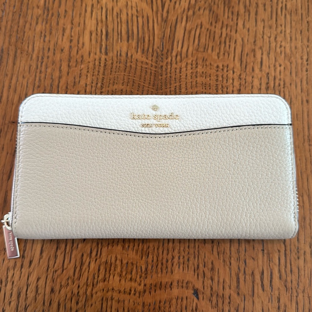 Excellent condition Kate Spade wallet.